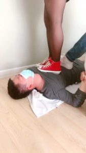 【小欣欣】情侣主踩踏专场-运动鞋+黑丝踩/臭脚捂脸闻 bf28149_绳艺资料库