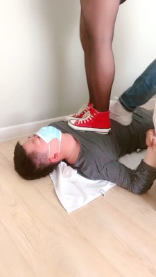 【小欣欣】情侣主踩踏专场-运动鞋+黑丝踩/臭脚捂脸闻 bf28149_绳艺套路直播视频资源网