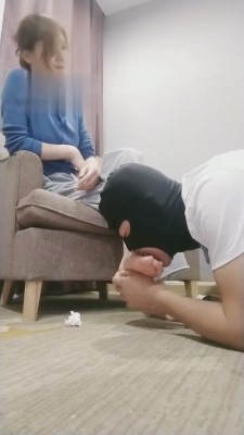 【晨希】运动后原味白袜脏鞋羞辱狗 bf3189_绳艺资料库视频资源下载