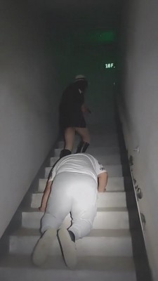 【乐爷】楼梯间调奴舔丝袜脚 bf8995_绳艺资料库视频资源下载