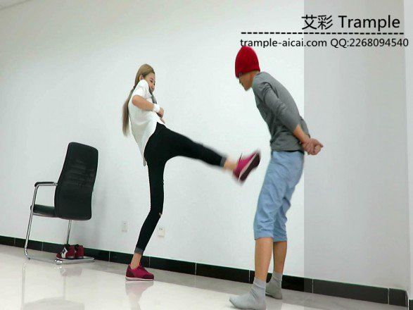 冰冰女主暴打小流氓膝顶，踢裆！_绳艺资料库