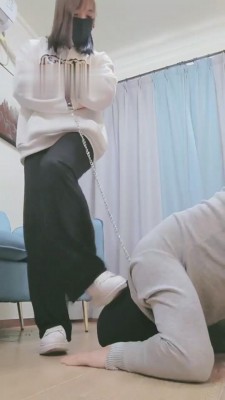 【妮蔻】小白鞋碾压脚下奴/腿绞/舔鞋 bf6029_绳艺资料库视频资源下载