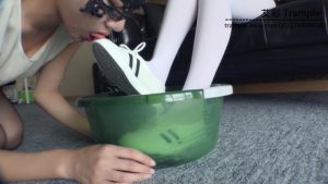 『小妮女女』虐待羞辱撞衫女奴，烧鞋舔食_绳艺资料库