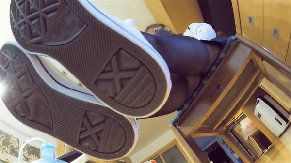 婧児学妹全语言 羞辱学长 黑丝白帆布鞋底羞辱POV GP683D 竖屏_绳艺资料库