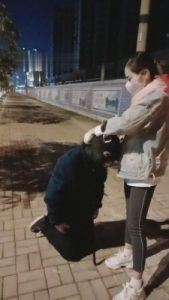 【多多】大马路上反绑起来狠虐 bf7256_绳艺资料库视频资源下载