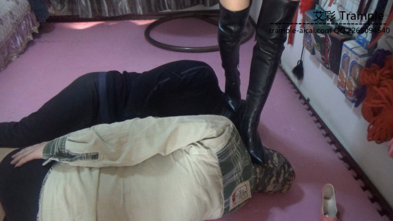超清傲柔踩踏羞辱多奴_绳艺资料库