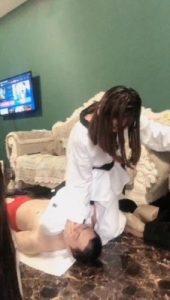 剧情-初柒双s跆拳黑帮女老大带女手下审讯叛徒【LAPAPA】双S踢踹踩裆深喉 YC-220704-3_绳艺资料库