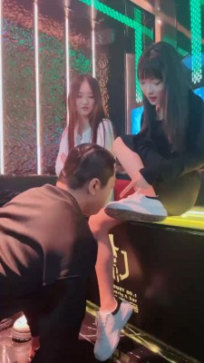 套路直播视频【精神小妹】双S-KTV-全体重踩踏/舔鞋逗狗 bf26153_绳艺资料库