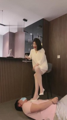 【简一】酒吧吧台被小姐羞辱 bf15158_绳艺套路直播视频资源网