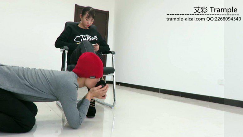 跪舔00后天是女主高跟加裸足各种羞辱！_绳艺资料库