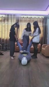 【德意户外男神】四个女神素人群殴调教【完整版】 bf10516_绳艺资料库视频资源下载