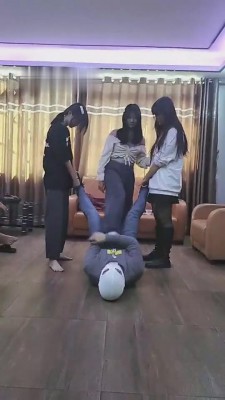 【德意户外男神】四个女神素人群殴调教【完整版】 bf10516_绳艺套路直播视频资源网