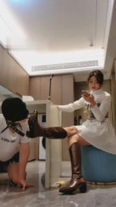 【禾末】长靴碾压喂食-钻胯-遛狗 G-210821-5_绳艺资料库