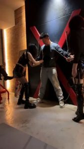 套路直播视频【狐狸女皇】三主-SM主题酒店玩/轮流鞭打/长靴踩踏 三视角+花絮 bf26185_绳艺资料库