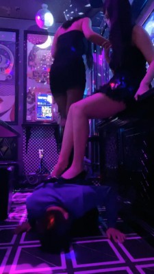 套路直播视频【桃子/榕s】姐妹花ktv双调贱狗-皮靴踩踏/高跟鞋插嘴【双视角版】bf24797_绳艺资料库