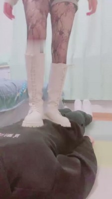 【小劳拉】暴力踩踏-长靴黑丝耳光/骑脖子 bf6314_绳艺资料库视频资源下载