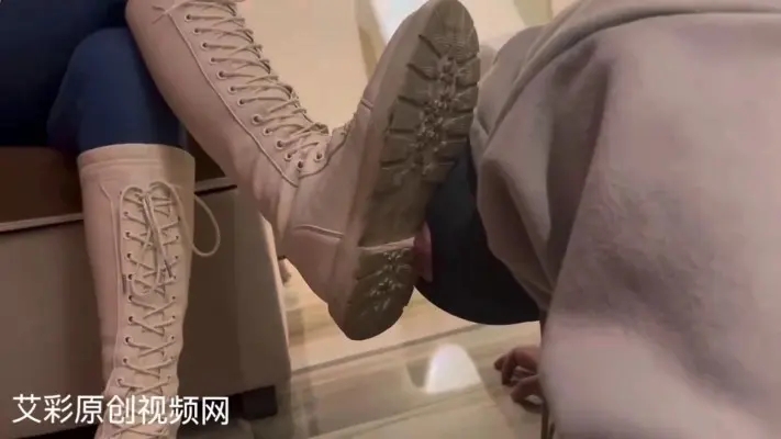 【佳萌女神】白靴虐待踩踏贱狗_绳艺套路直播视频资源网