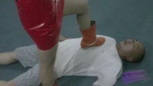 狠辣女警潜入(1)—高抬腿踩脖子踩死吐血_绳艺资料库