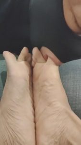【芒果】舔脚舔的非常投入的狗 bf3285_绳艺资料库视频资源下载