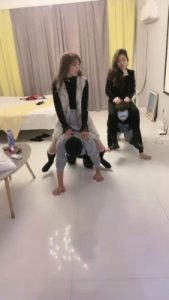 【晴儿】姐妹花玩弄哥俩狗-踢裆/舔靴/骑马 bf22080_绳艺资料库