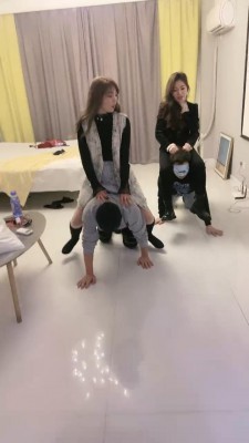 【晴儿】姐妹花玩弄哥俩狗-踢裆/舔靴/骑马 bf22080_绳艺资料库