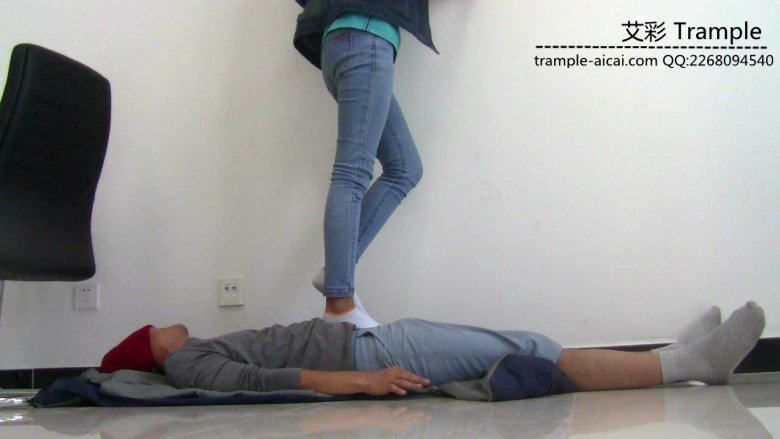 萌主棉袜+长靴虐踩贱狗下体及全身！_绳艺资料库