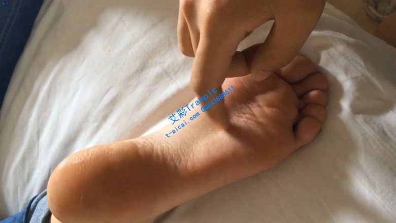 脱掉妹子脏袜子闻舔原味嫩脚_绳艺套路直播视频资源网