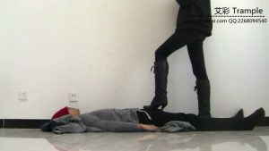 00后天使女主高跟长靴践踏贱狗,玩弄下体,全体重踩踏!_绳艺资料库