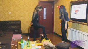 KTV两长发美女S极度羞辱（六）_绳艺资料库