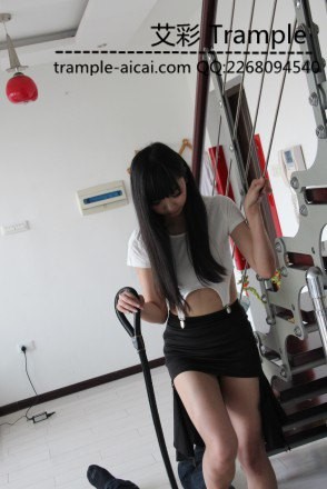 平面模特超级小美女Yui 嫩脚踩踏 踩喉咙遛狗_绳艺资料库