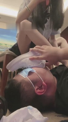 【阿月】JK学生S过膝袜皮鞋踩狗 bf12811_绳艺套路直播视频资源网
