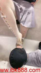 套路直播【小劳拉】白丝脚喂食 呕吐物 口水圣水 bf23380_绳艺资料库视频资源下载