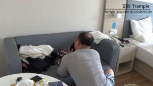 好色房东偷吻女租客内衣遭虐打_绳艺资料库