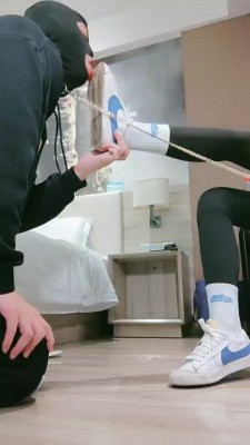 套路直播视频【护短S】超臭鞋袜裸足让狗舔 bf23681_绳艺资料库