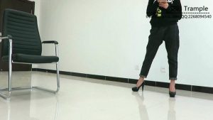 舔00后天使女主高跟被女主骑乘舔裸足!_绳艺资料库