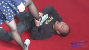 决死阵中的情侣决斗—黑丝脚夹脖子扭断吐血_绳艺资料库