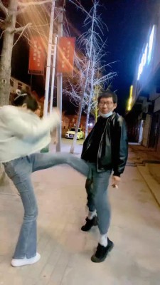 套路直播视频【孤傲女帝】带闺蜜户外暴踹踢裆/室内全体重踩头 bf25273_绳艺资料库