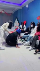 套路直播视频【精神小妹】多人群调-面部摧毁/暴力踢踹踩跺 bf26038_绳艺资料库