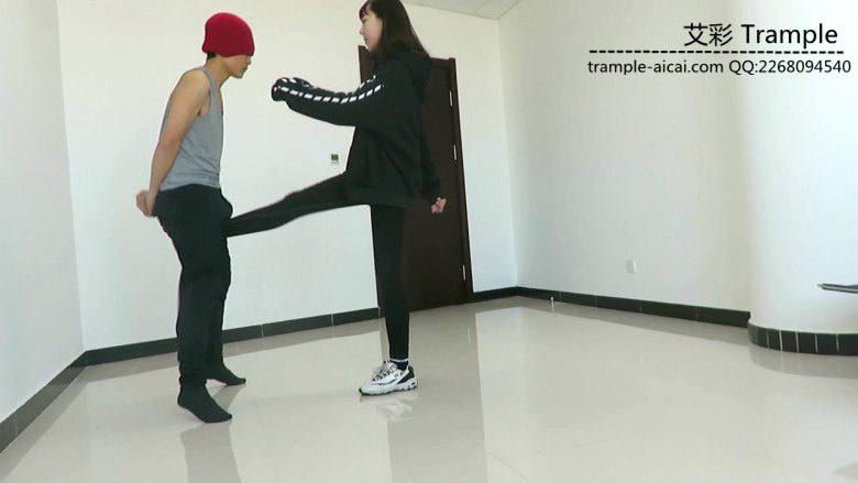 00后天使女主踢裆钻跨暴打羞辱贱狗！_绳艺资料库