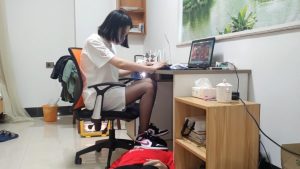 168cm黑丝AJ中山少女姿默玩LOL，无意识把狗头狗裆当脚垫 YC-220224-3_绳艺资料库