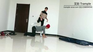 00后女主白长靴骑乘贱狗散步,强迫贱狗钻跨取乐!_绳艺资料库