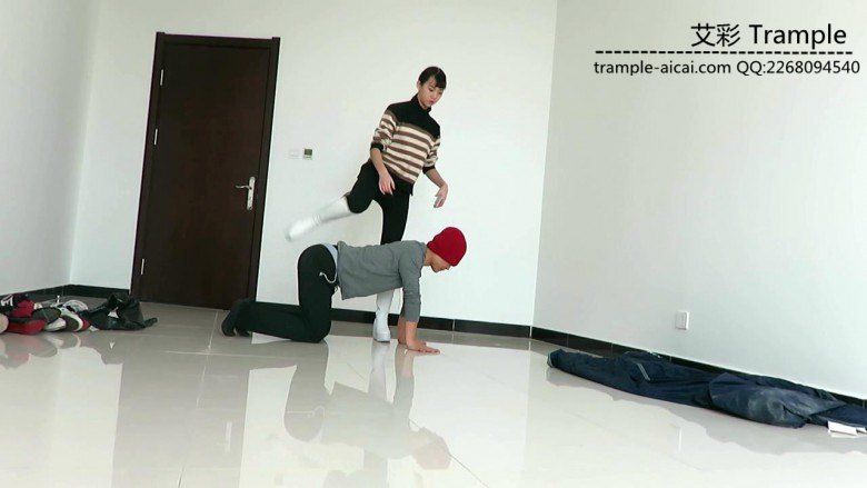 00后女主白长靴骑乘贱狗散步，强迫贱狗钻跨取乐！_绳艺资料库