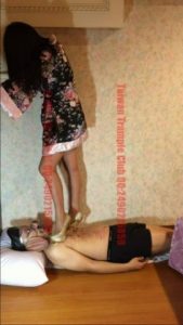 珊珊第一次踩踏奴隶_绳艺资料库