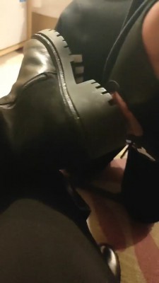 套路直播视频【飘飘S】长靴踩食物喂食/裸足深喉转胯 bf24278_绳艺资料库