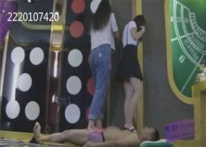 年轻的妈妈和女儿脚下的活物_绳艺资料库