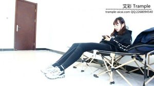 跪舔00后天使女主运动鞋底被运动鞋碾踩下体身体！_绳艺资料库