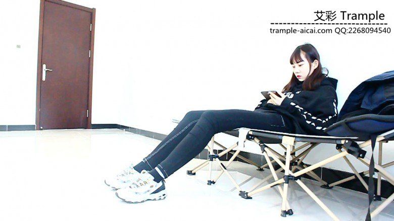 跪舔00后天使女主运动鞋底被运动鞋碾踩下体身体!_绳艺资料库