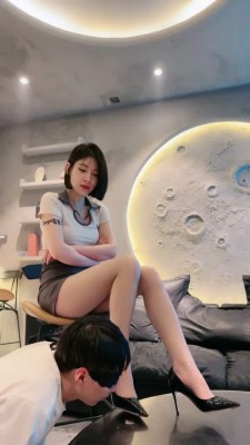 【简一】长腿车模S-高跟踩狗舌/口水拉丝/舔大腿诱惑 bf26887_绳艺资料库视频资源下载