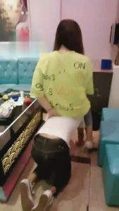 【平凡】KTV小白鞋碾压家奴-耳光口水 bf1859_绳艺资料库视频资源下载