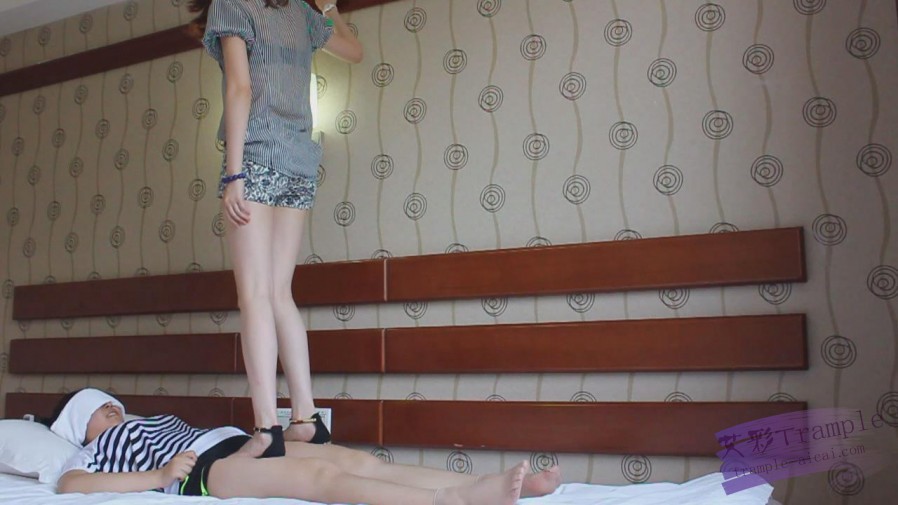 『小妮女女』平底鞋全体重践踏母狗,跺下体跺胸,全重量踩脸脖子,羞辱-_绳艺资料库